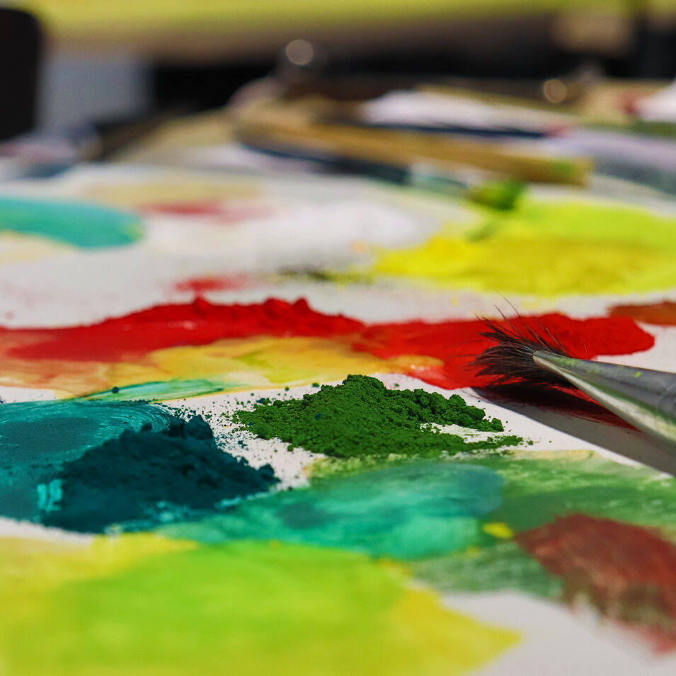 Bunte Eitempera-Pigmente.