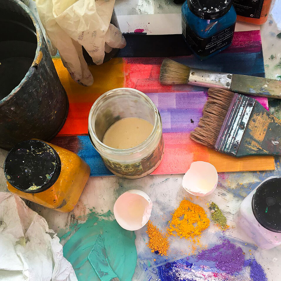 Ein Arbeitsplatz, mit allem, was für Eitempera gebraucht wird. Pigmente, Ei und Pinsel.