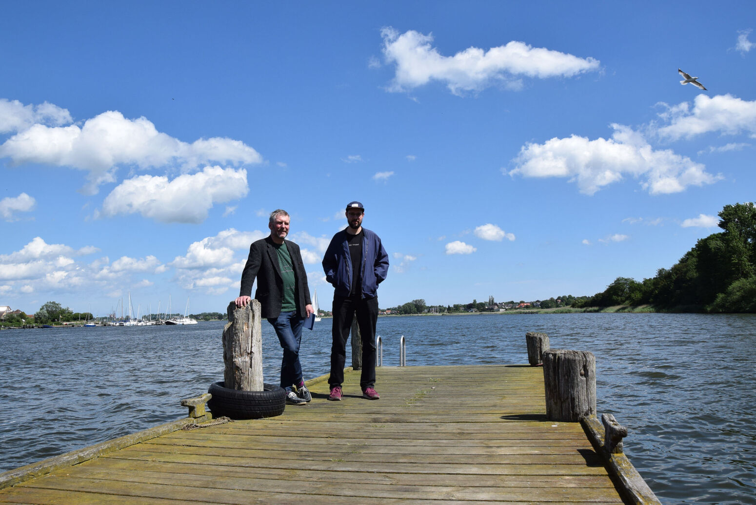 Viel Freiraum in jeder Hinsicht: Das Gelände in Sundsacker direkt an der Schlei kann auch inspirieren. Volker Tiemann (li.) und Marcel Hermann jedenfalls freuen sich auf die Schlei-Akademie und auf ihre Teilnehmer. (FOTO: NORDMANN)