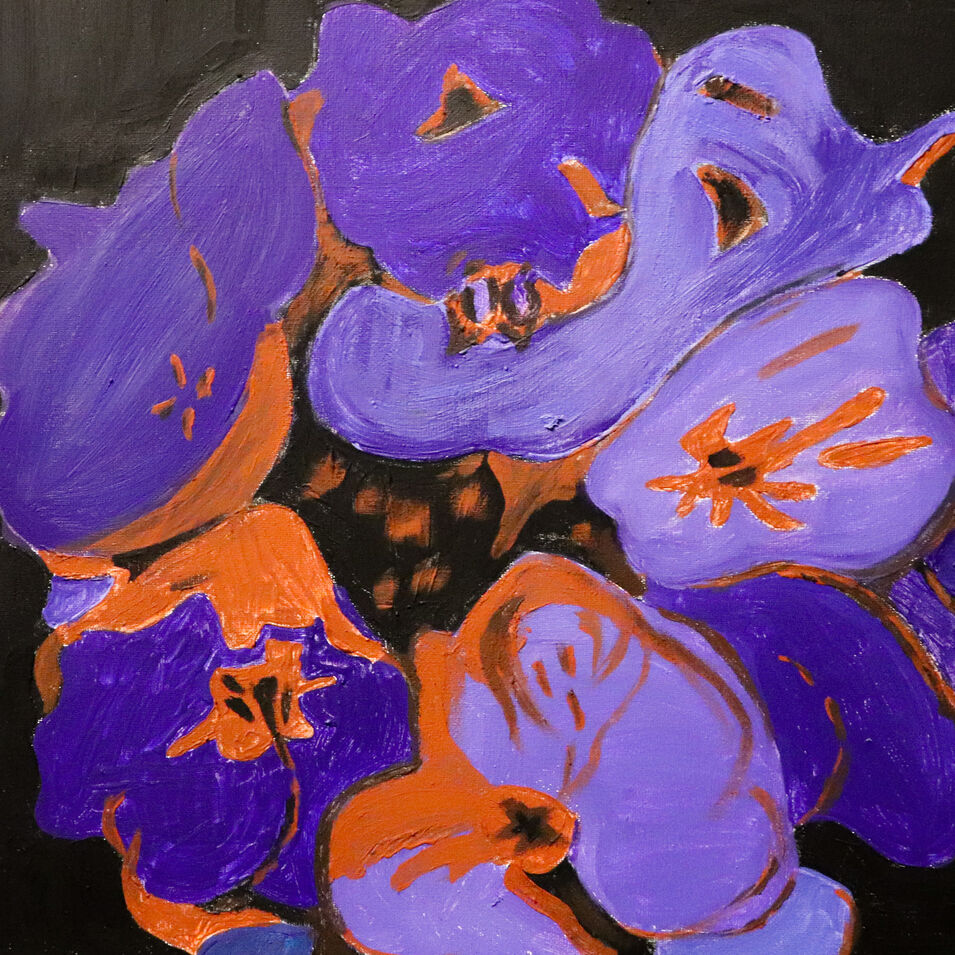 Eine Eitempera Malerei von großen Blüten in den Farben Violet und Orange.