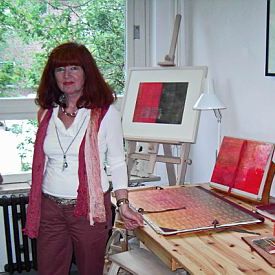 Das Bild zeigt Heidemarie Utecht in ihrem Atelier