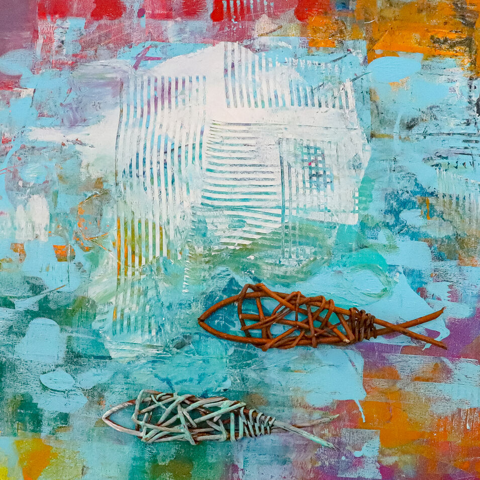 Eine Mixed Media Malerei mit einem eingesetztem Fisch aus Weide geflochten.