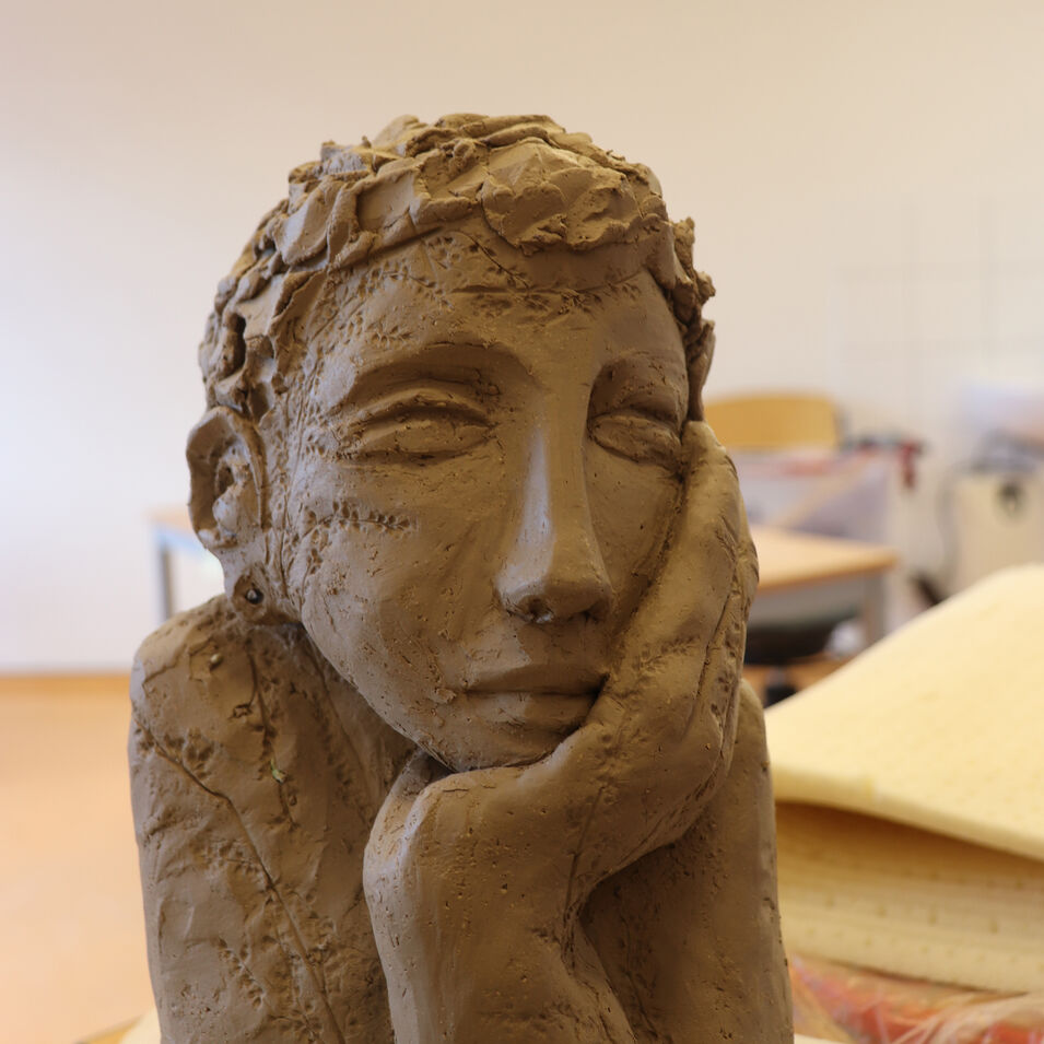 ein modellierter Kopf mit aufgestützter Hand