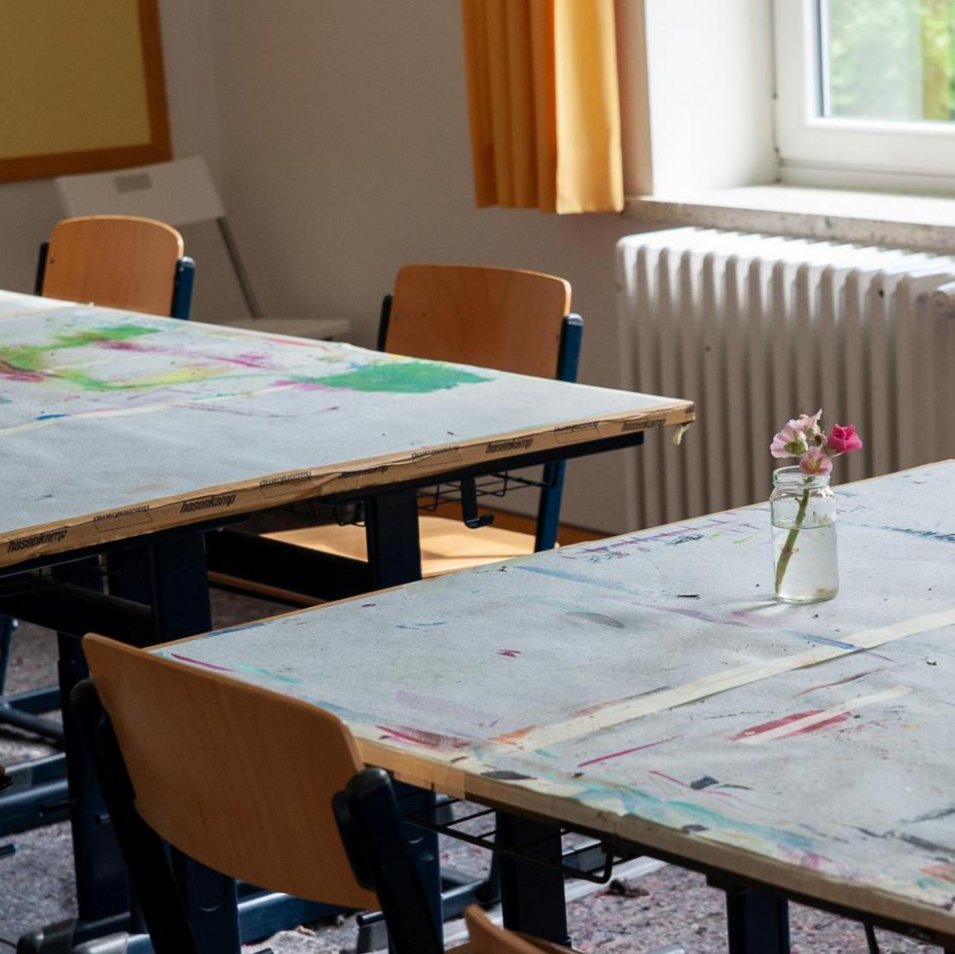 Das Bild zeigt Tische in einem Atelier. Das Foto zeigt zwei Tische in einem Atelier.