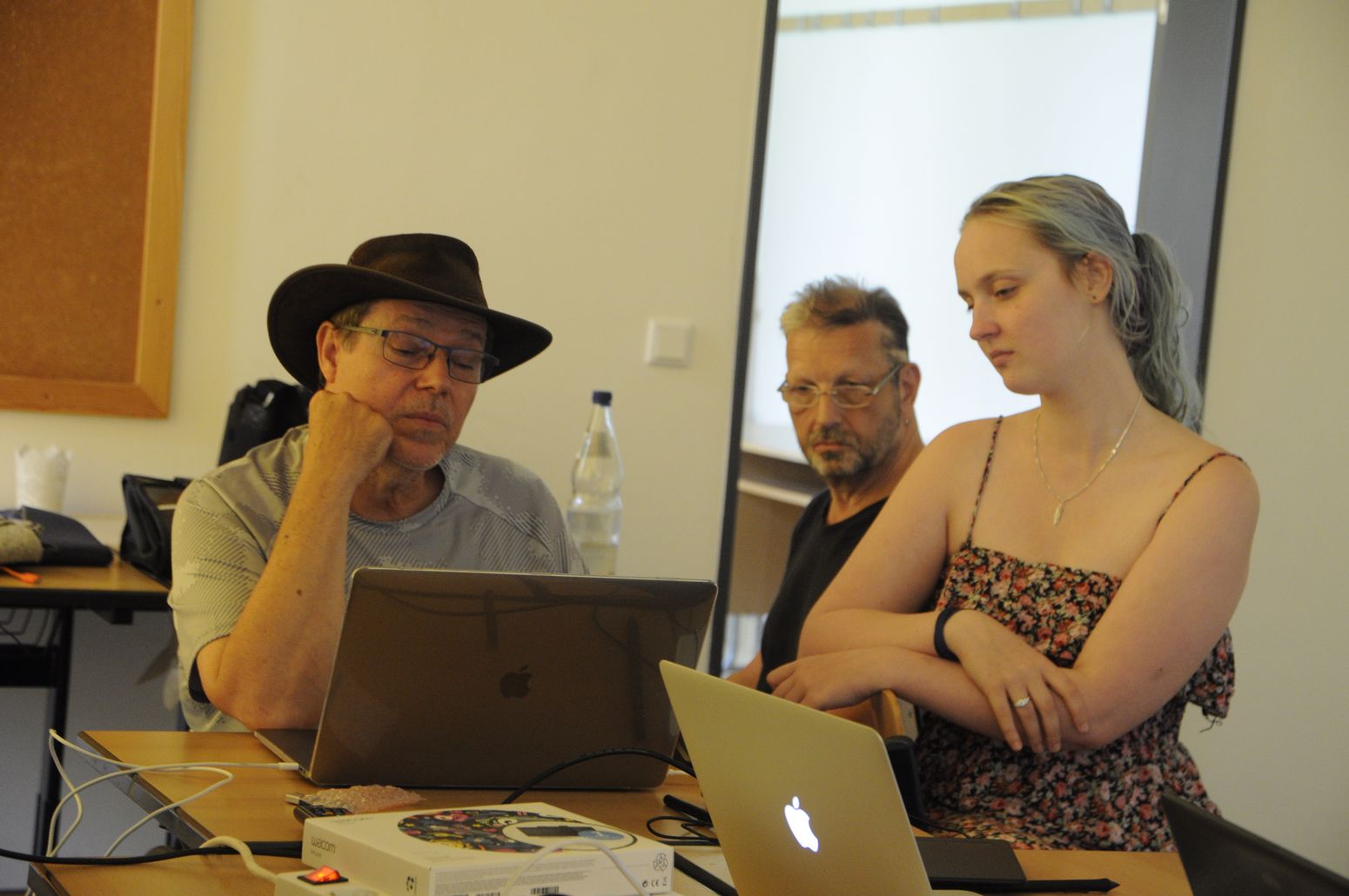 Das Bild zeigt dreiPersonen bei einer besprechung vor dem Computer. Es sind Horst Rosenberger, Michael sagel und Elena Mank.