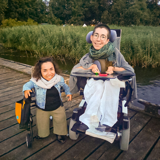 Saioa und Katrin auf dem Steg in Sundsacker