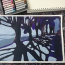 Das Bild zeigt eine farbige Malerei von Bäumen und Schatten.