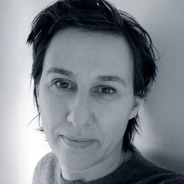 Christina Cohen-Cossen schaut direkt in die Kamera, sie hat dunkle Haare und dunkle Augen.