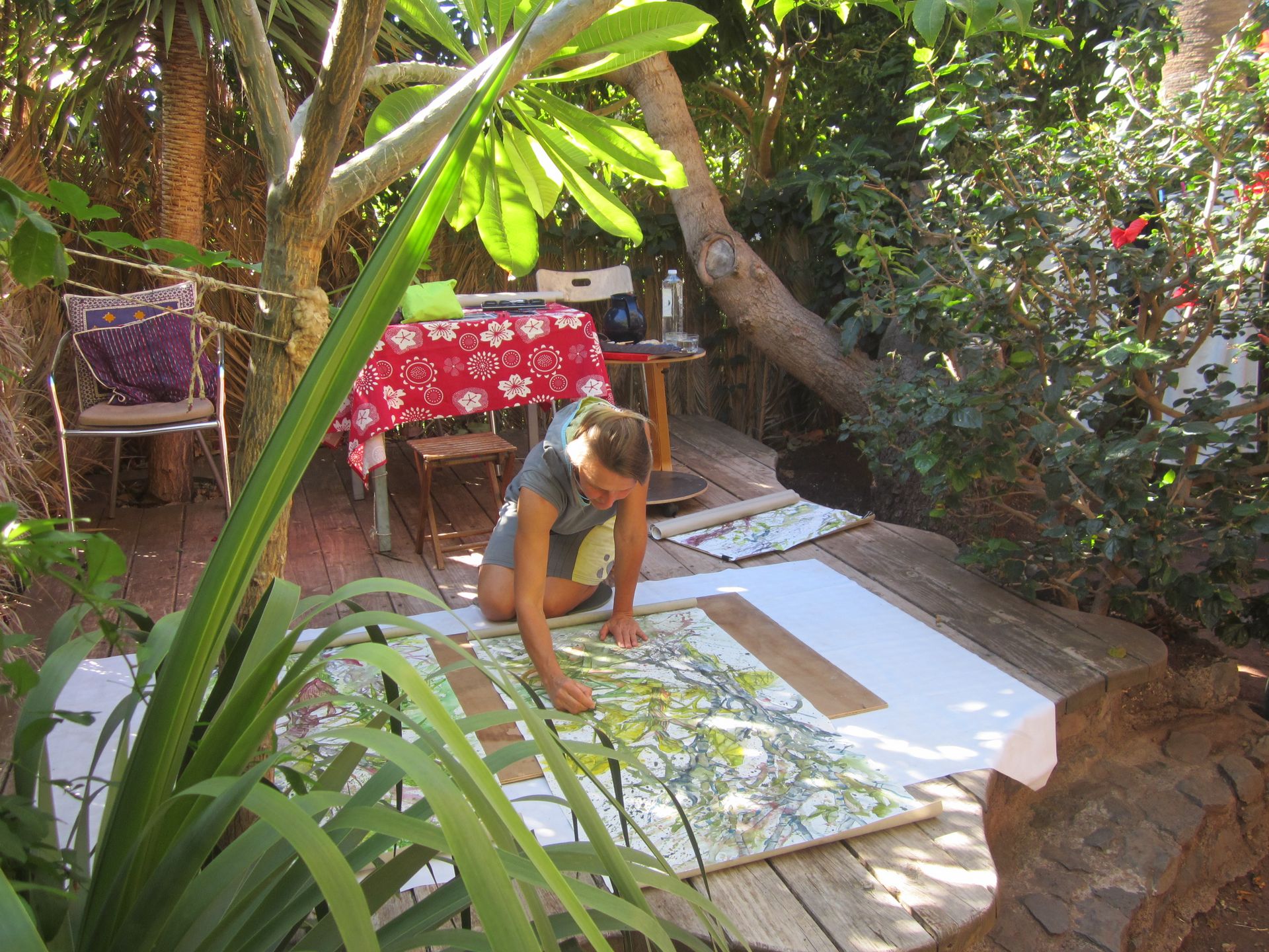 Kerstin Mempel malt auf Gomera unter Palmen auf dem Boden