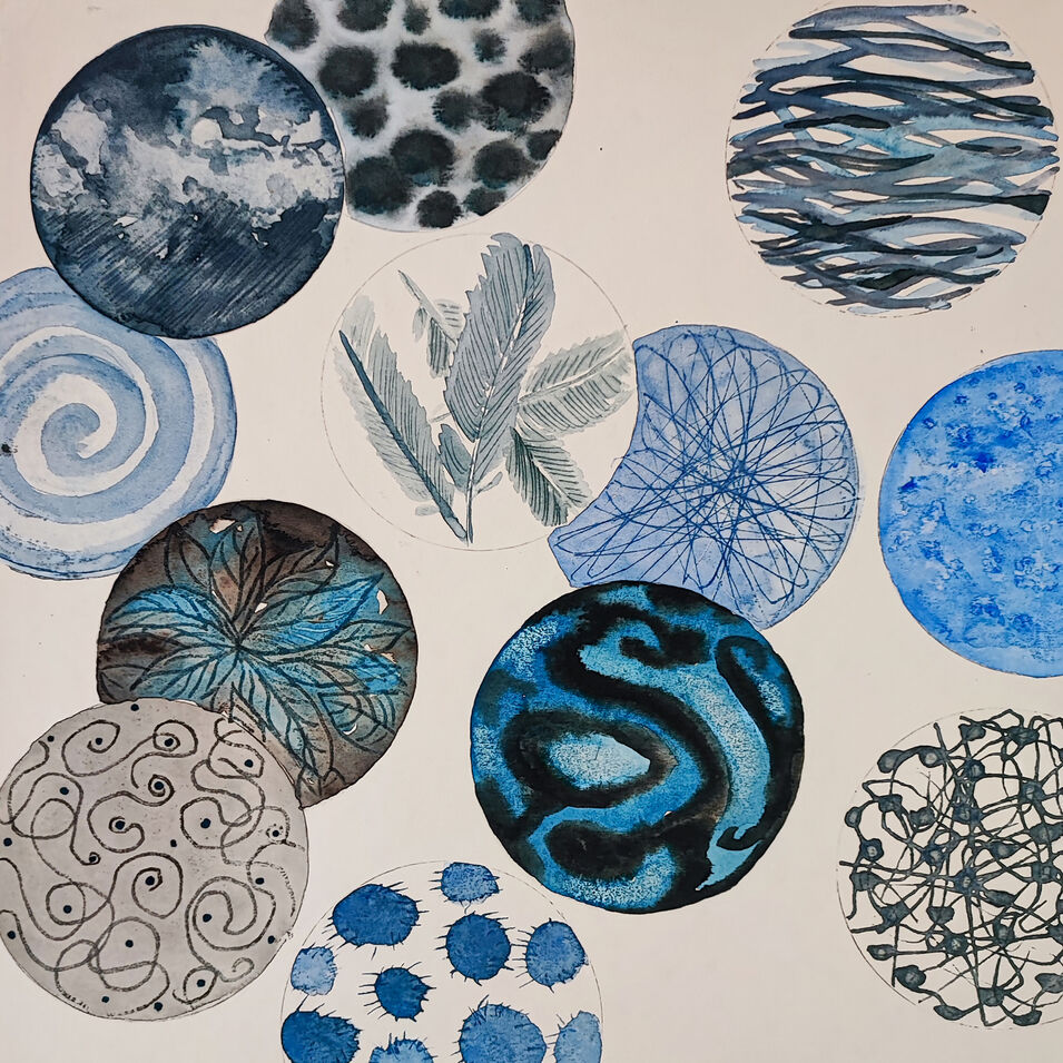 Ein experimentelles Aquarell bestehend aus Kreisen in den Farben Blau und Grau.