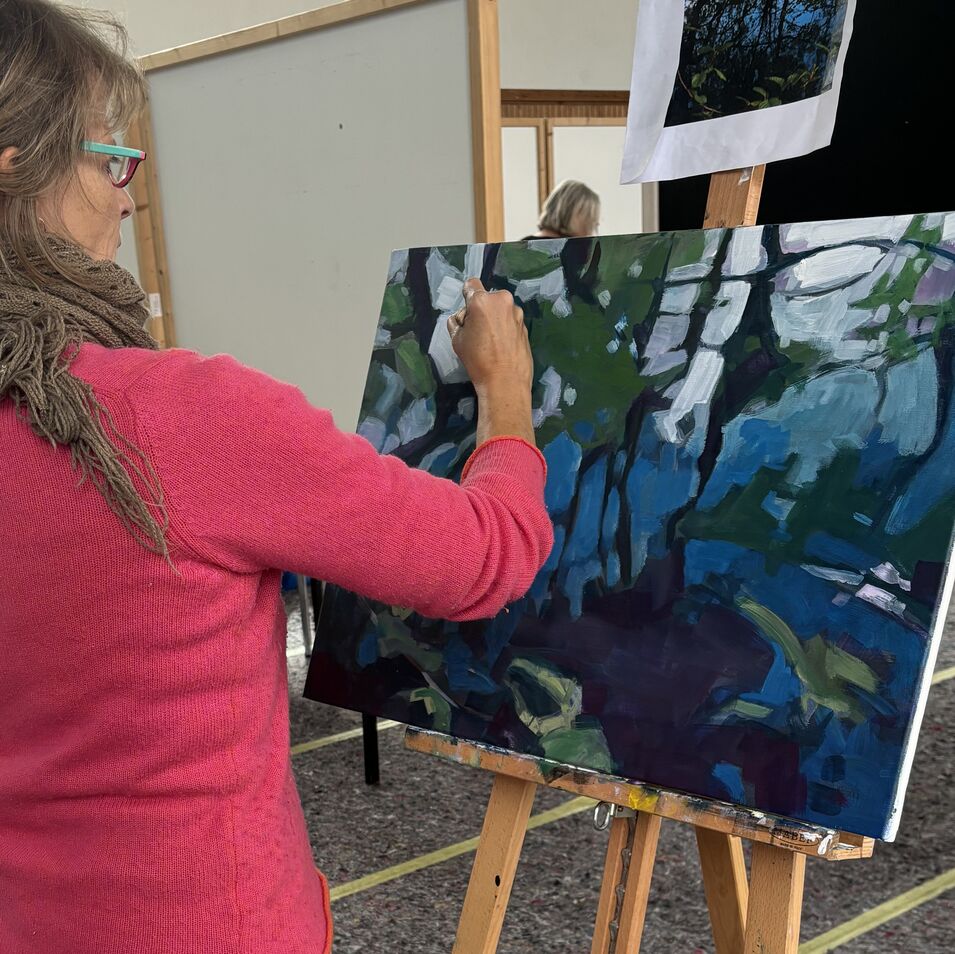 Eine Person malt mit Eitempera.