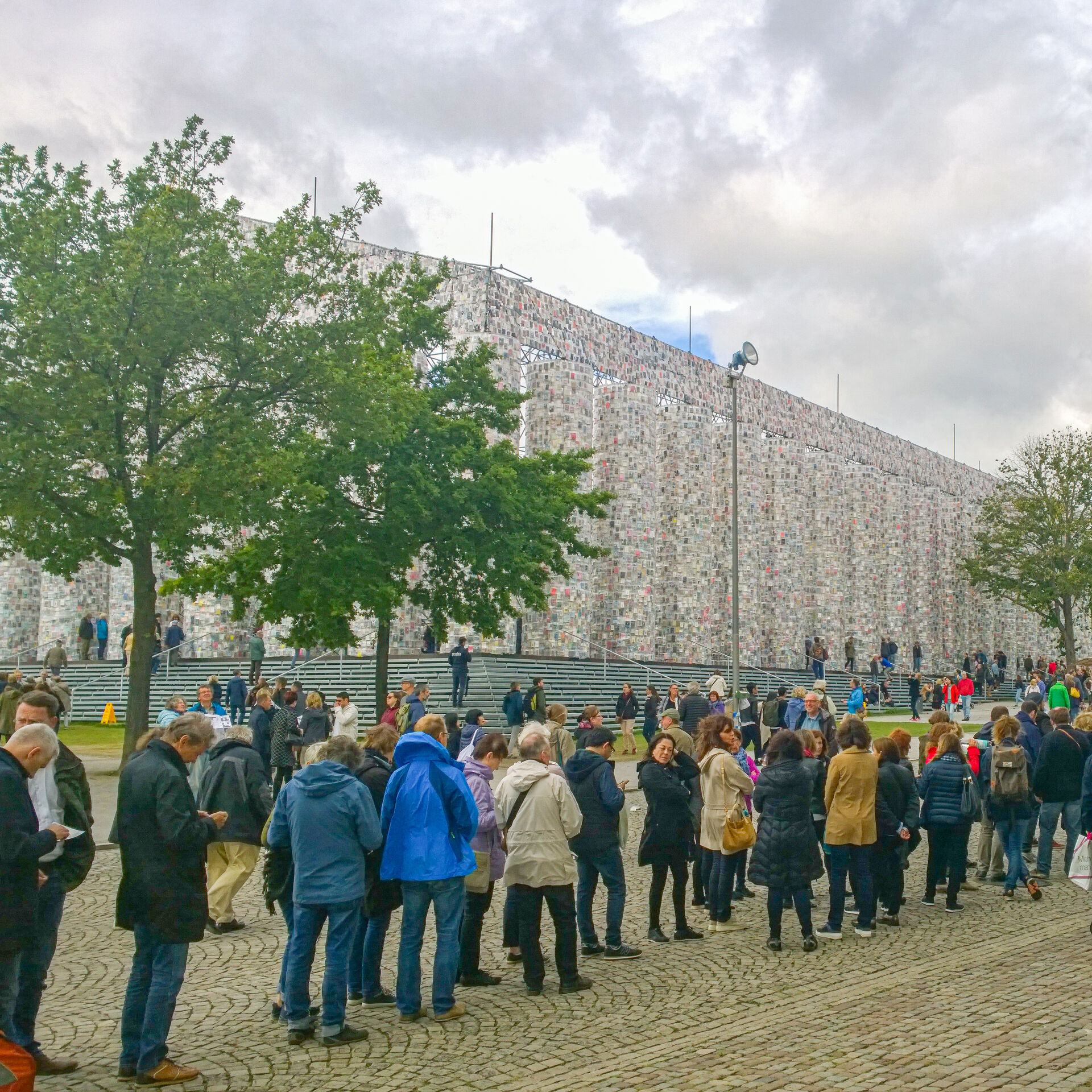 Menschen stehen vor der Documenta Schlange.