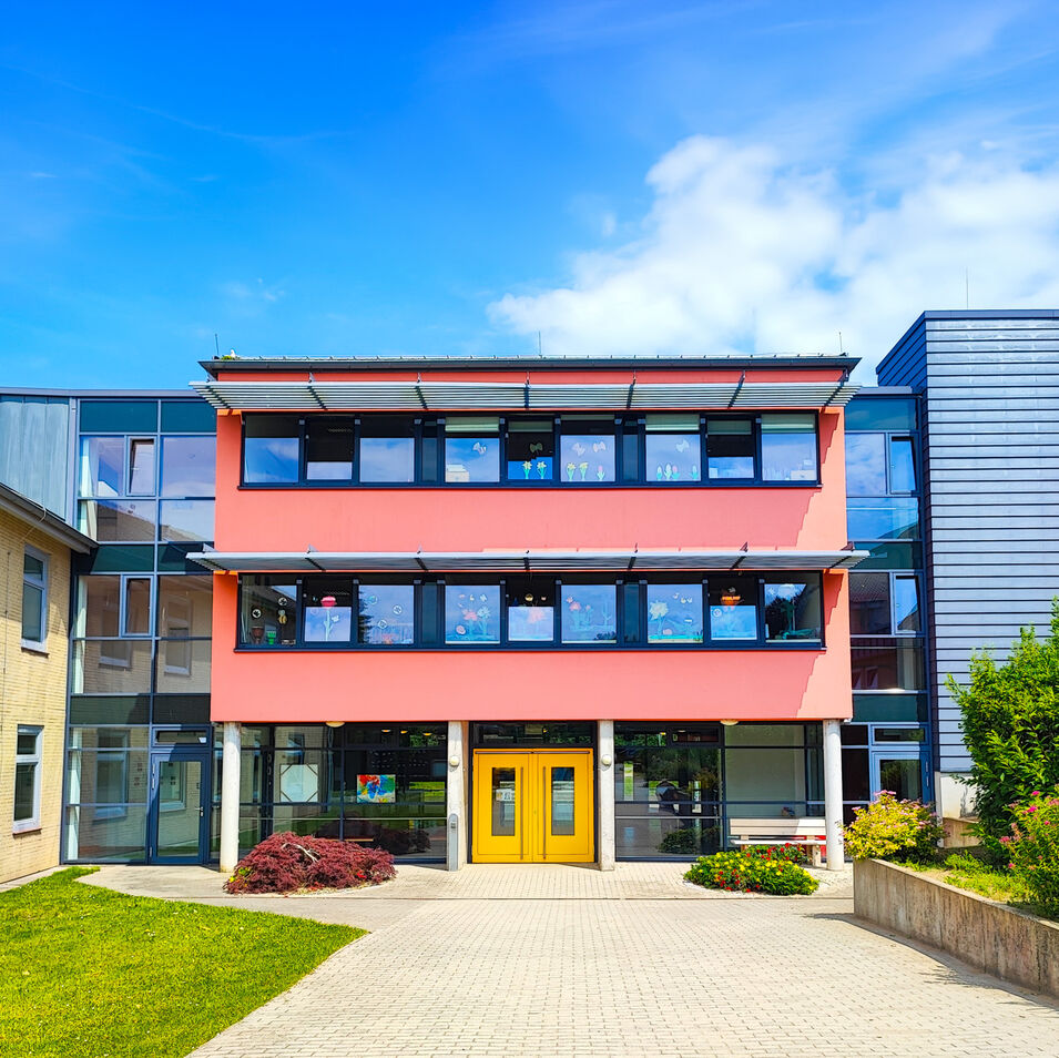 Albert-Schweitzer-Schule Außenansicht der Albert-Schweitzer-Schule in Sundsacker. Das Gebäude ist hellrot.