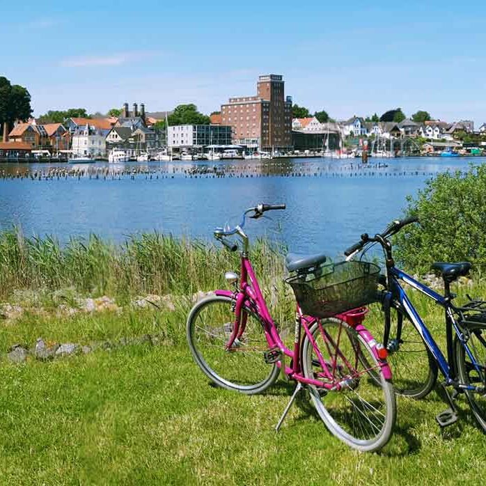 Schleiräder Zwei Fahrräder stehen an der Schlei.