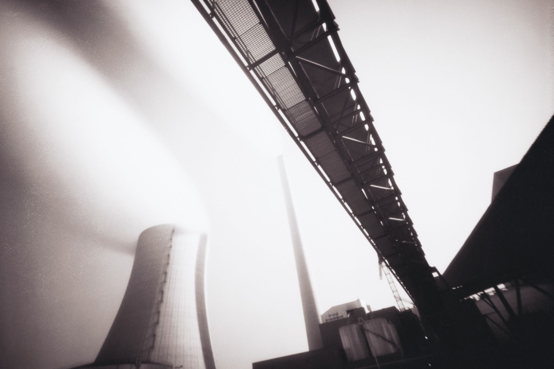 Das Bild zeigt eine Fotografie eines Kohlekraftwerkes, aufgenommen von Peter Hamel mit einer Camera Obscura (Lochkamera) auf Positiv/Negativ Sofortbildfilm 9 x 12.