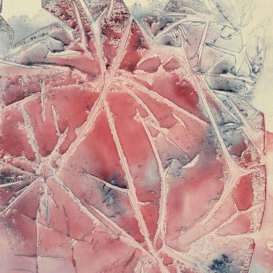 Ein experimentelles Aquarell in den Farben Alt-Rosa und Blau.