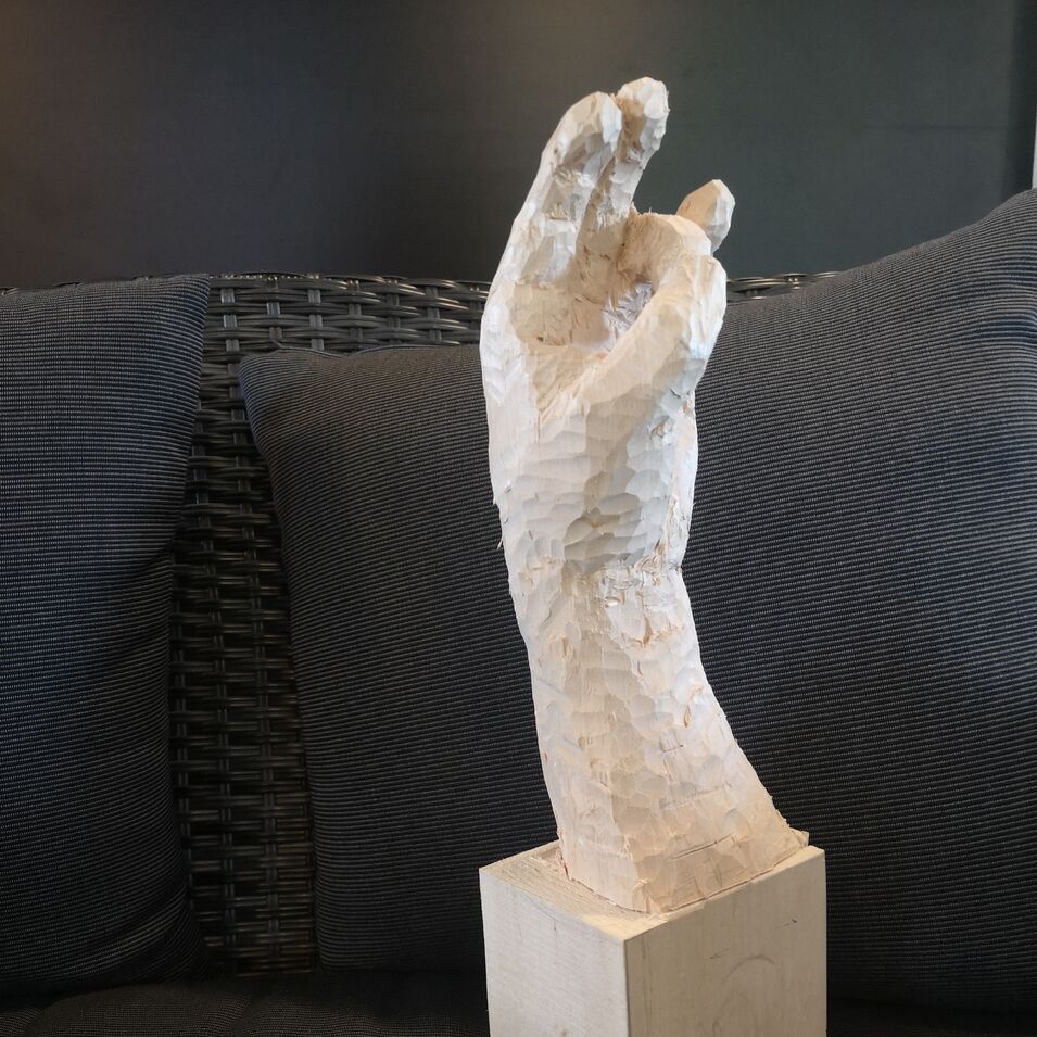 Fertige Skulptur einer Hand. Die fertig geschnitzte Hand.
