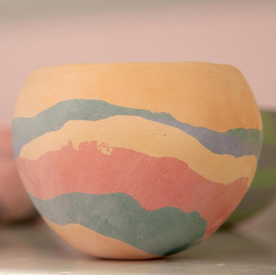 Das Bild zeigt eine Pinch-Keramik mit gefärbtem Ton.