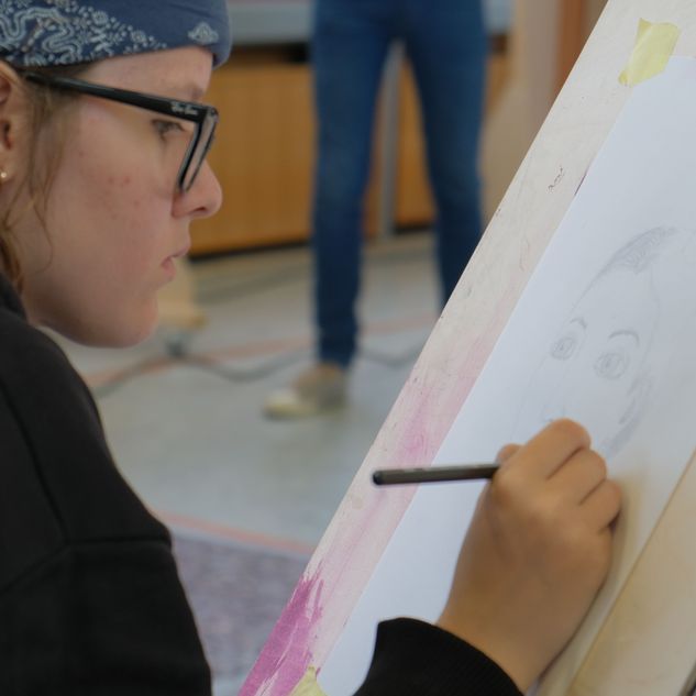 Eine junge Person zeichnet ein Bild