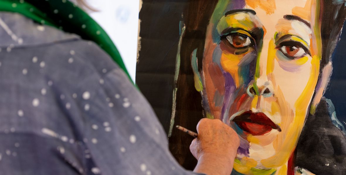 Malerin mit einem sehr farbintensiven Porträt. Foto: Lenka Hansen