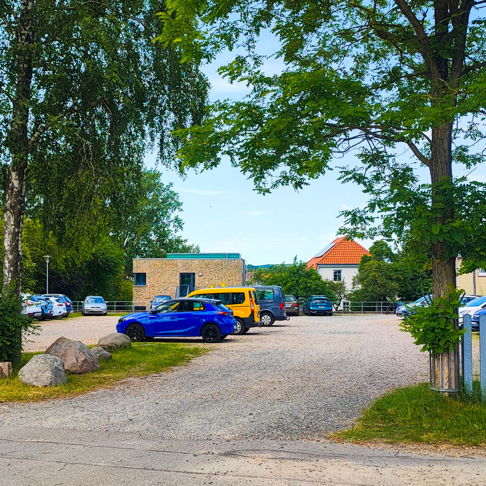 Auffahrt Park-Platz Der große Parkplatz auf dem Schulgelände.