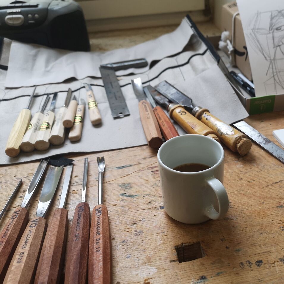 Werkbank mit Werkzeug und Kaffeebecher Werkzeuge