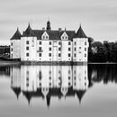 Eine Schwarz-Weiß-Fotografie Schloss Glücksburg.