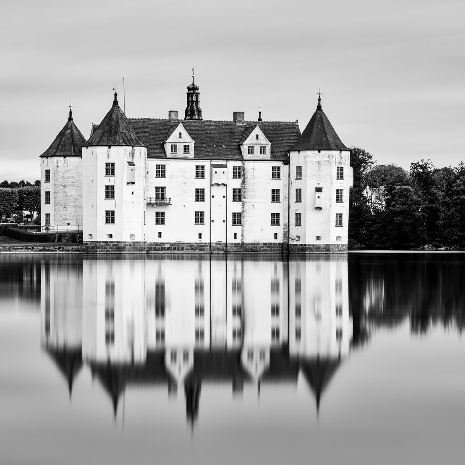Eine Schwarz-Weiß-Fotografie vom Schloss Glücksburg.