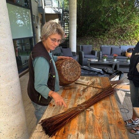 Tanja Teuber mit einem Bündel Weide, jetzt kann es losgehen.