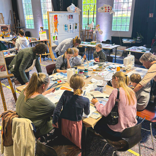 Eine Gruppe von Kindern und Erwachsenen sind zusammen kreativ