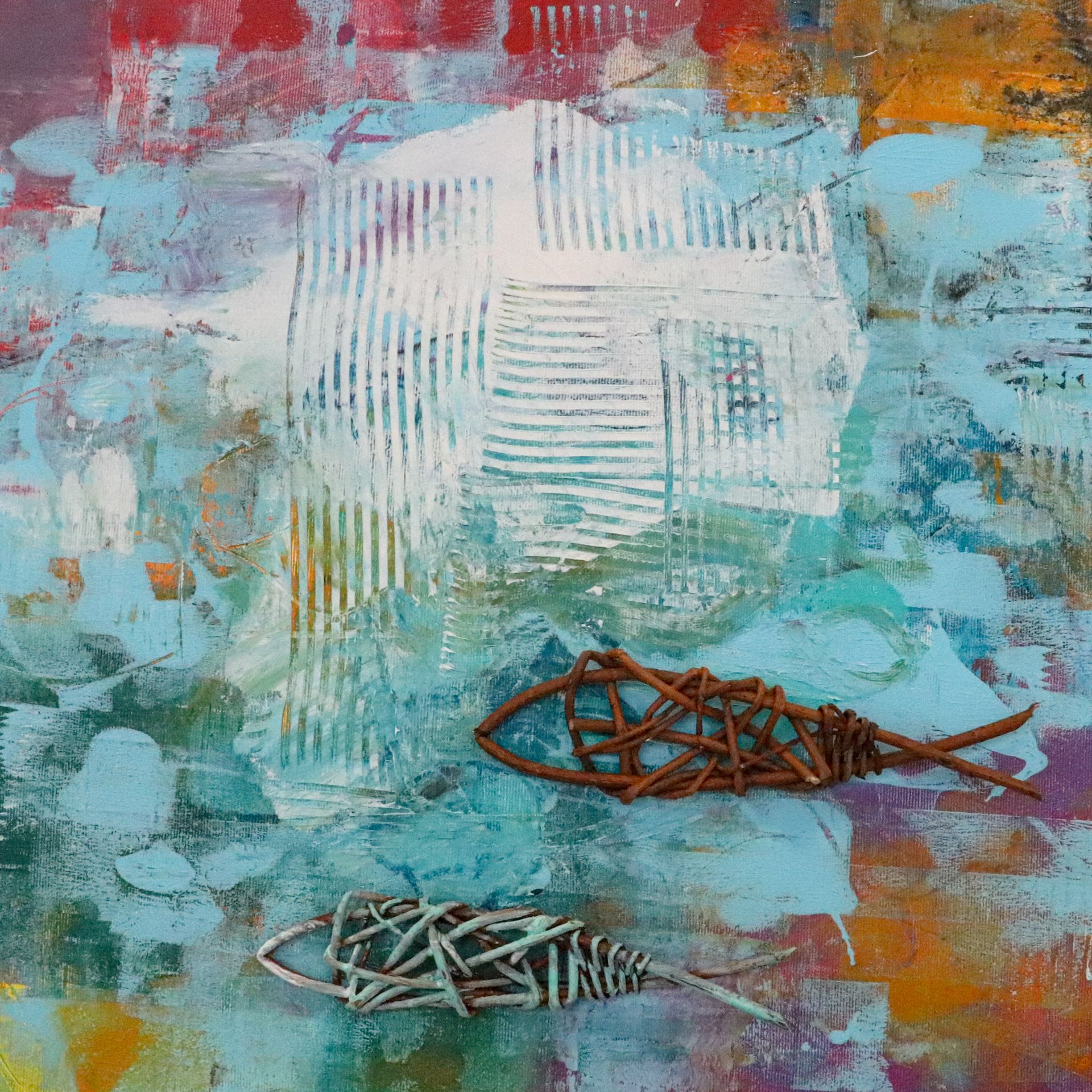 Das Bild zeigt eine abstrakte Komposition mit unterschiedlichen Materialien wie Farbe, Weidengeflecht, Spachtelmasse