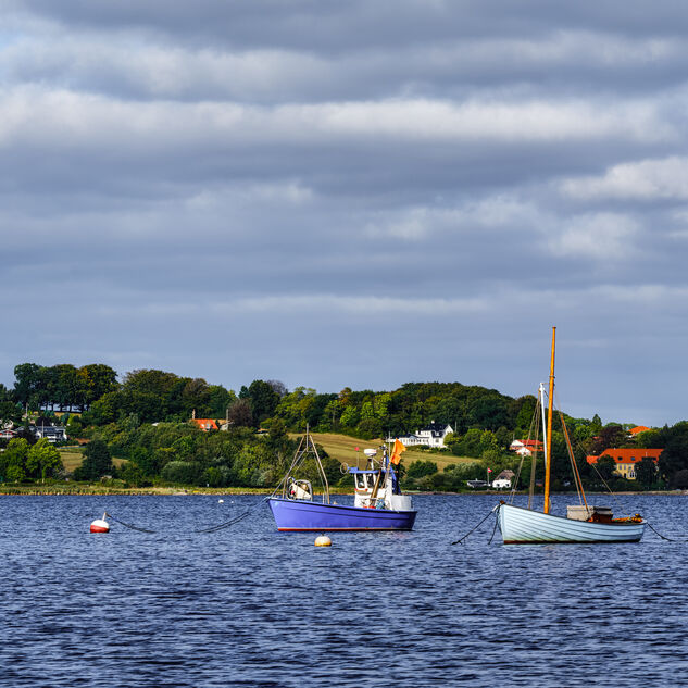 Lanschaft an der schlei mit Wasser, Himmel und Segelboot von Mark Robertz