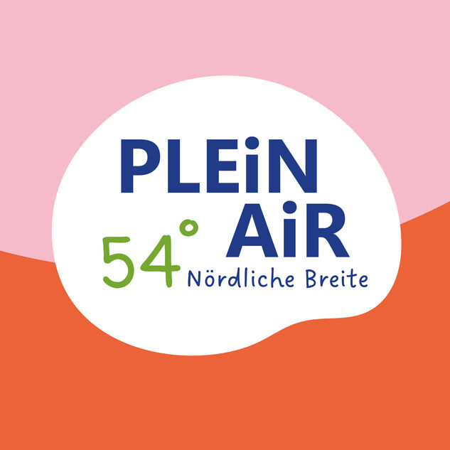 Ein Logo mit dem Text „PLEiN AiR 54° Nördliche Breite“ auf einem Hintergrund Rosa, Weiß und Orange.