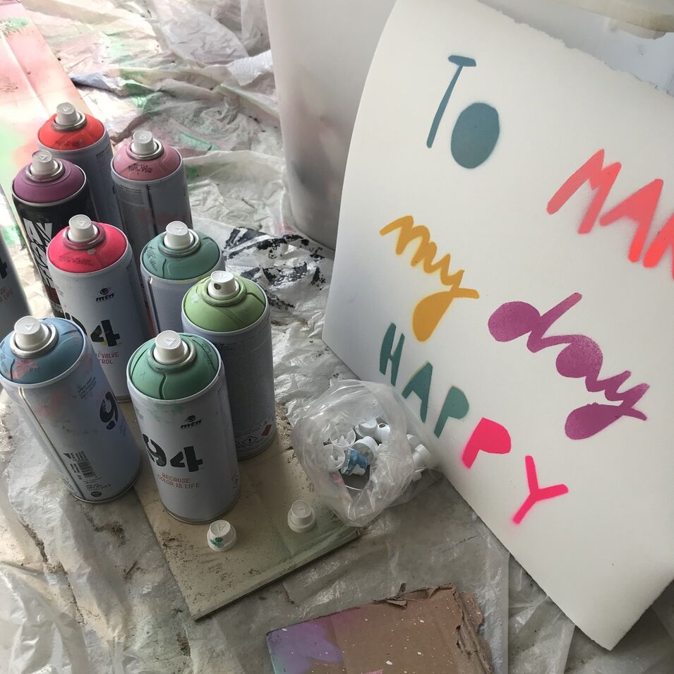 Sprühdosen und Stencil-Druck
