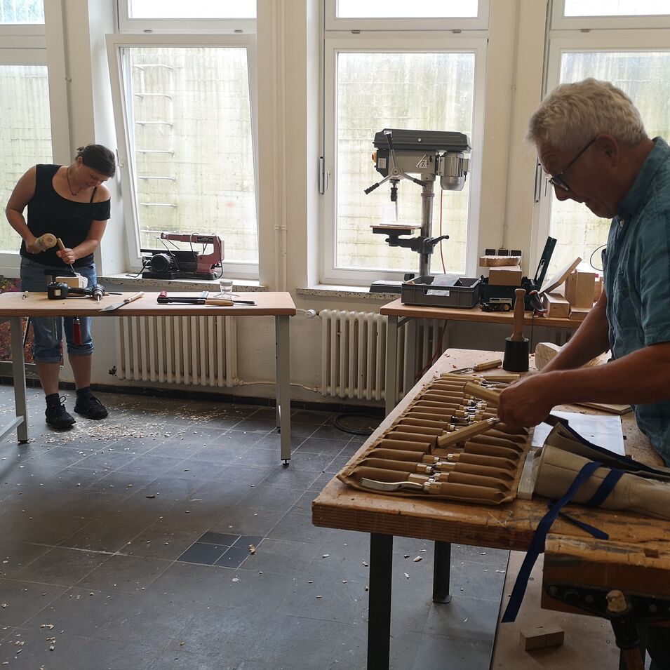 Beim Arbeiten an Holzskulpturen im Kurs von Volker Tiemann. In der Werkstatt für Holzbildhauerei.