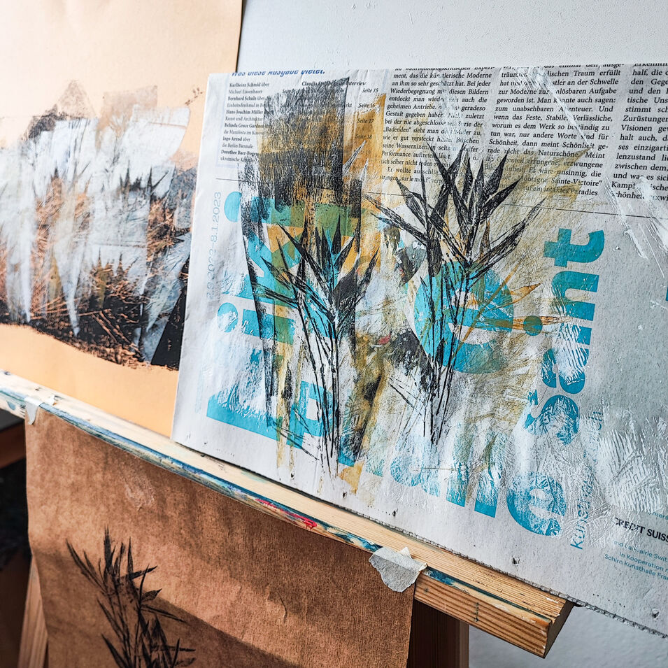 Monotypie Mit Gräsern und anderen Materialien wurde auf Zeitungspapier gedruckt.