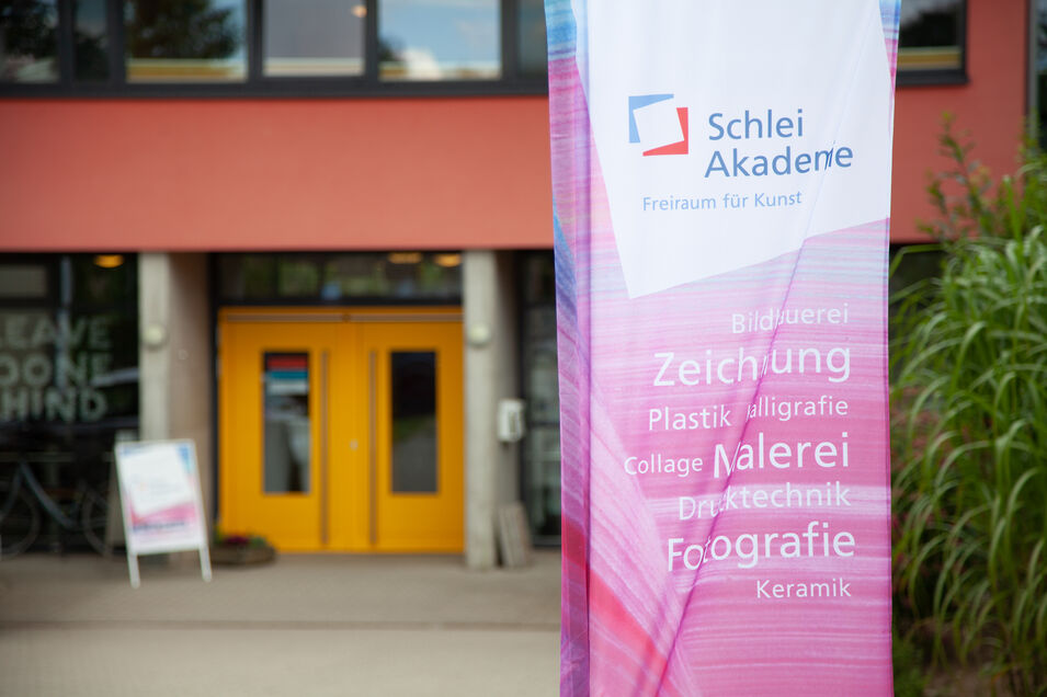 Eingangstür Schlei-Akademie Das Bild zeigt die Eingangstür der Schlei-Akademie