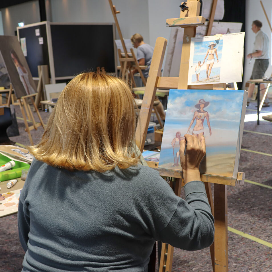 Eine Person malt in einem Atelier mit Öl.