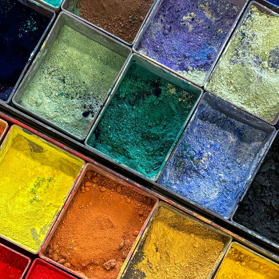 Bunte Eitempera-Pigmente.