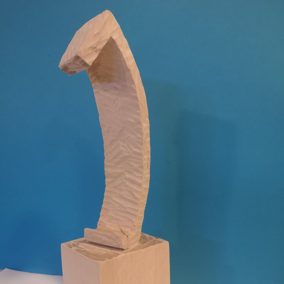 Holzskulptur einer Zahl oder eines Buchstaben Holzskulptur