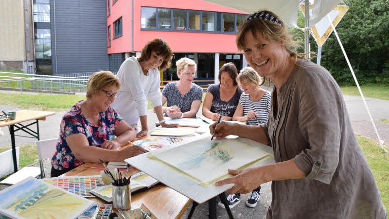 Gute Laune unter freiem Himmel: Sonja Jannichsen (rechts) mit ihren Kursteilnehmerinnen. Foto: Rebecca Nordmann