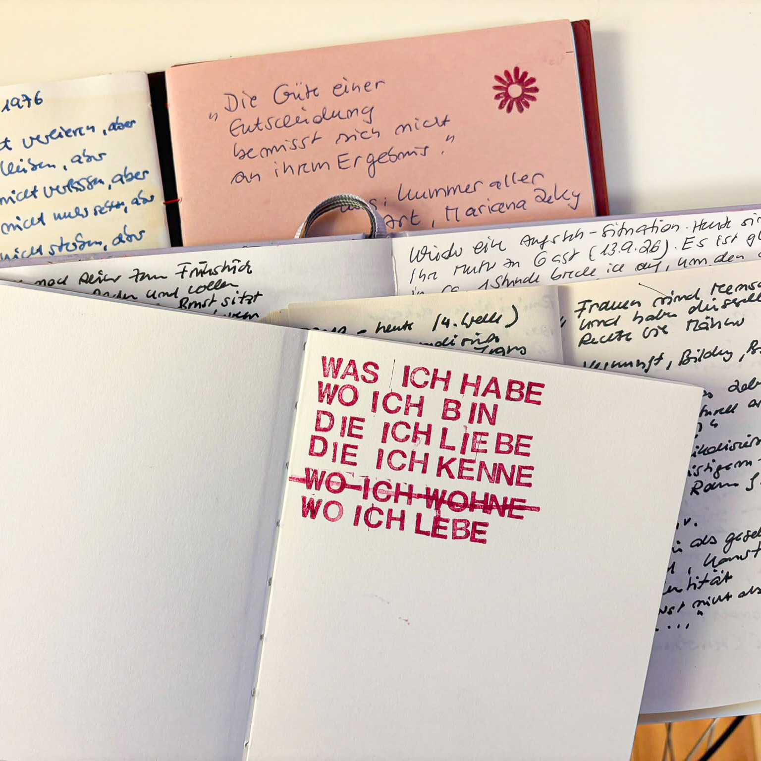 Viele beschriebene Hefte wurden übereinandergelegt.