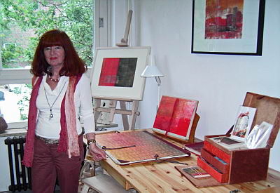 Das Bild zeigt Heidemarie Utecht in ihrem Atelier