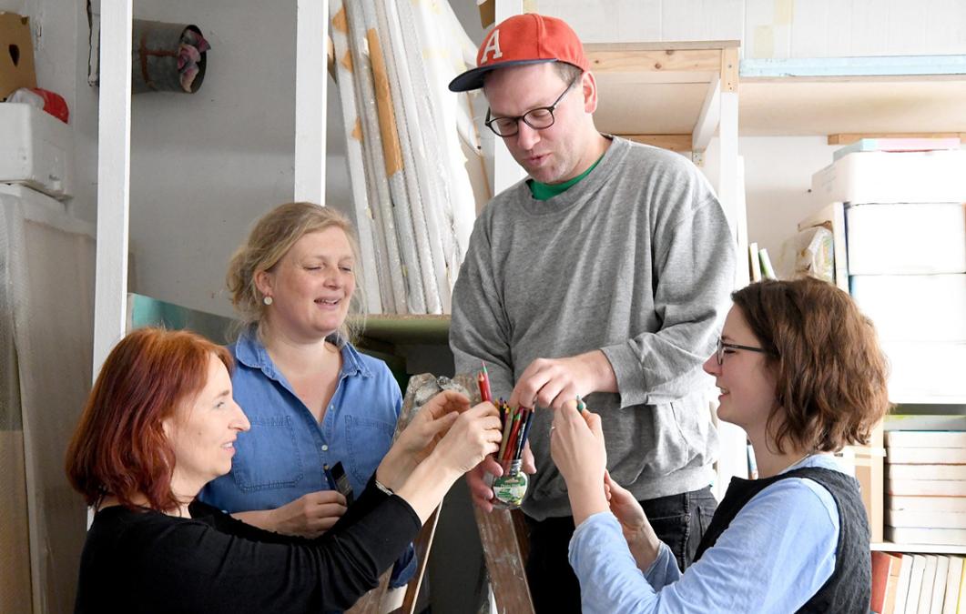 Starten am 8. Juli die zweite Schlei-Akademie: Malerin Susanne Nothdurft, Kalligrafin Marleen Krallmann, Grafiker Gregor Hinz und Einrichtungsleiterin Christina Kohla (von links). © C. Rehder/dpa