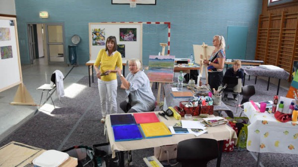 Viel Platz in der Turnhalle Katharina Duwe (links) bespricht sich mit ihren Kursteilnehmerinnen. Foto: Rebecca Nordmann