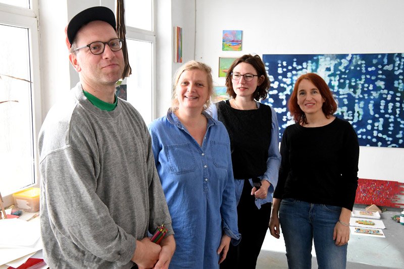 Die Initiatoren (von links nach rechts): Grafiker Gregor Hinz, Malerin Susanne Nothdurft, Kalligrafin Marleen Krallmann und Akademieleiterin Christina Kohla. (Foto: Carsten Rehder/dpa)