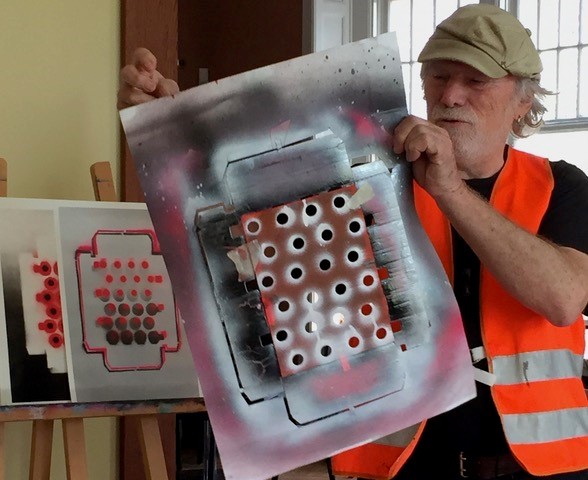 Helmut R. Klein hält eine Schablone in der Hand